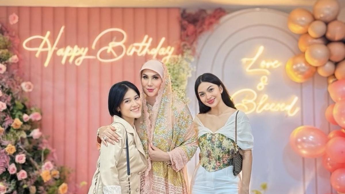 Tampilan Glowing Ariel Tatum dengan Makeup No Makeup dan Kenakan Korset saat Hadir di Ulang Tahun Marini Zumarnis, Ibunda Daffa Wardhana