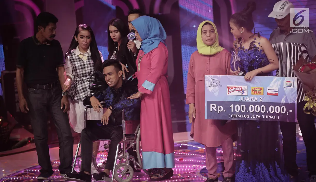 Ekspresi Fildan usai dinobatkan sebagai pemenang Dangdut Academy 4 atau D'Academy 4 di Studio 5 Indosiar, Jakarta, Jumat (19/5). Dengan kemenangan ini, Fildan berhak mendapatkan hadiah uang tunai sebesar Rp 250 juta. (Liputan6.com/Faizal Fanani)
