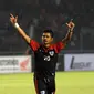 Bambang Pamungkas memberikan apresiasi kepada Jakmania yang menyaksikan langsung laga Persija Jakarta kontra Pelita Bandung Raya di Stadion GBK, (14/8/2014). (Liputan6.com/Helmi Fithriansyah)
