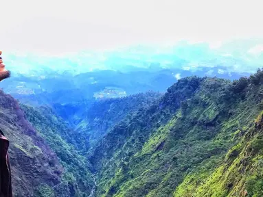 Tahun Baru 2016, Restu Sinaga merayakannya dengan mendaki Gunung Merbabu. (Instagram/ restusinaga)