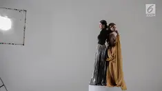 Cita Citata dan Sarwendah saat proses syuting video klip di kawasan Jakarta, Senin (15/10). Syuting video klip tersebut meremake lagu dari Sandra Dewi berjudul ku akui hati ini. (Liputan6.com/Faizal Fanani)