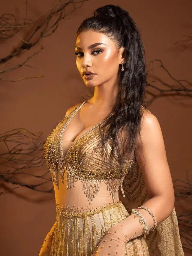 Gaya Pemotretan Terbaru Jihane Almira Chedid, Bernuansa Emas. (Sumber: Instagram/winstongomez)