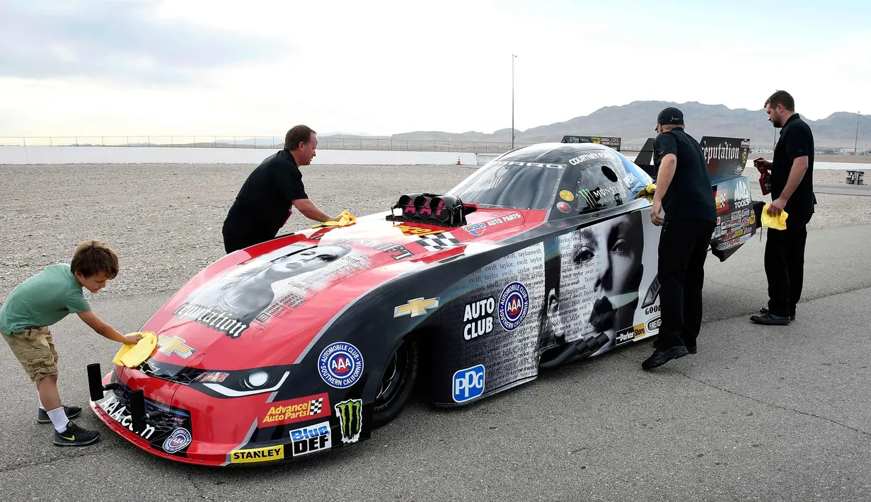 Mobil balap Chevrolet Camaro SS yang didesain dengan sampul album terbaru Taylor Swift "Reputation" disiapkan di Las Vegas, Nevada (10/11). Album ke-6 Taylor Swift terdiri dari 15 lagu. (AFP Photo/Getty Images/AFP)