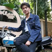 Personel CJR, Iqbaal mengisi liburan musim panas di Amerika kembali ke tanah air. Dapat tawaran menjadi pemeran utama dalam film Dilan, tak pikir panjang menerimanya. (Adrian Putra/Bintang.com)