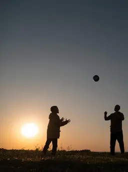 mengisi libur sekolah dengan aktivitas di rumah yang terarah dapat memberikan stimulasi positif bagi anak, mulai dari meningkatkan kemampuan problem solving hingga membangun rasa percaya diri.  (foto/dok: freepik)