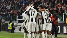 Para pemain Juventus merayakan gol pada pertandingan liga Italia Seri A, di Stadion Juventus, Turin, Italia (29/10). Juventus berhasil menang dikandang sendiri dengan skor 2-1 atas Napoli. (AFP/Giuseppe Cacace)