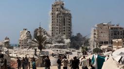 Sebelumnya, militer Israel mengumumkan akan menargetkan gedung-gedung tinggi yang diidentifikasi digunakan oleh Hamas sebelum pasukannya merencanakan penaklukan pusat perkotaan tersebut. (Omar AL-QATTAA/AFP)