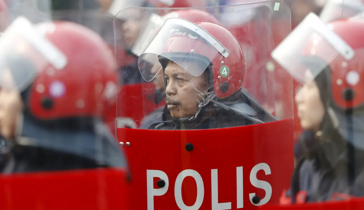 Sejumlah anggota kepolisian Malaysia ikut ambil bagian saat parade Hari Kemerdekaan ke-58 di Kuala Lumpur, Senin (31/8/2015).  Perayaan kemerdekaan kali ini dilakukan di tengah desakan mundur kepada PM Najib. (REUTERS/Olivia Harris)