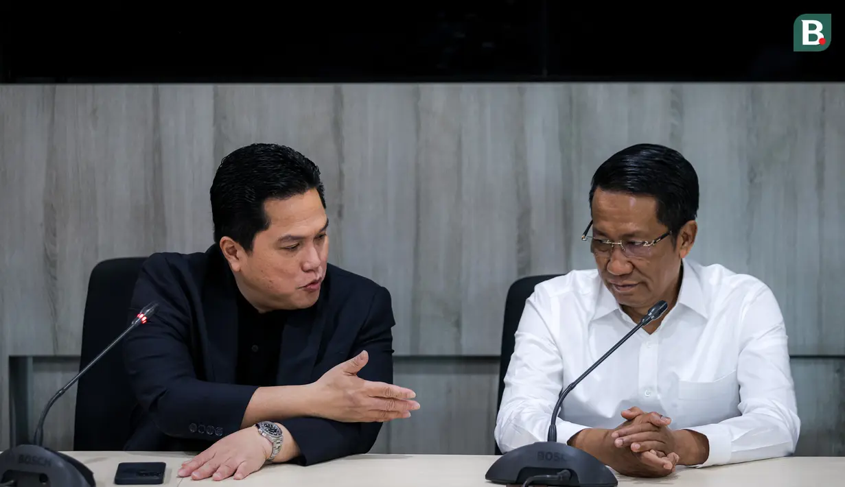 Ketua Umum PSSI, Erick Thohir (kiri) dan Menkumham, Supratman Andi Agtas memberikan keterangan pada pertemuan mereka mengenai program naturalisasi di kantor Kementerian Hukum dan HAM RI, Rasuna Said, Kuningan, Jakarta, Kamis (19/09/2024). (Bola.com/Bagaskara Lazuardi)