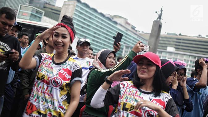 Aksi flashmob saat kegiatan Millenial Road Safety Festival' di Bundaran HI, Jakarta Pusat, Minggu (20/1). Kegiatan Millennial Road Safety Festival tersebut merupakan kampanye keselamatan berlalu lintas. (Liputan6.com/Faizal Fanani)
