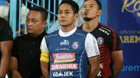 Purwaka Yudi (tengah), kapten baru Arema. (Bola.com/Iwan Setiawan)