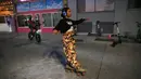 Seorang pengguna sepatu roda melintasi trotoar Venice Beach di Venice, California, Kamis (3/9/2020). Menurut data Google, pencarian terkait sepatu roda dari Maret hingga Mei di Amerika Serikat meningkat hampir empat kali lipat. (Mario Tama/Getty Images/AFP)