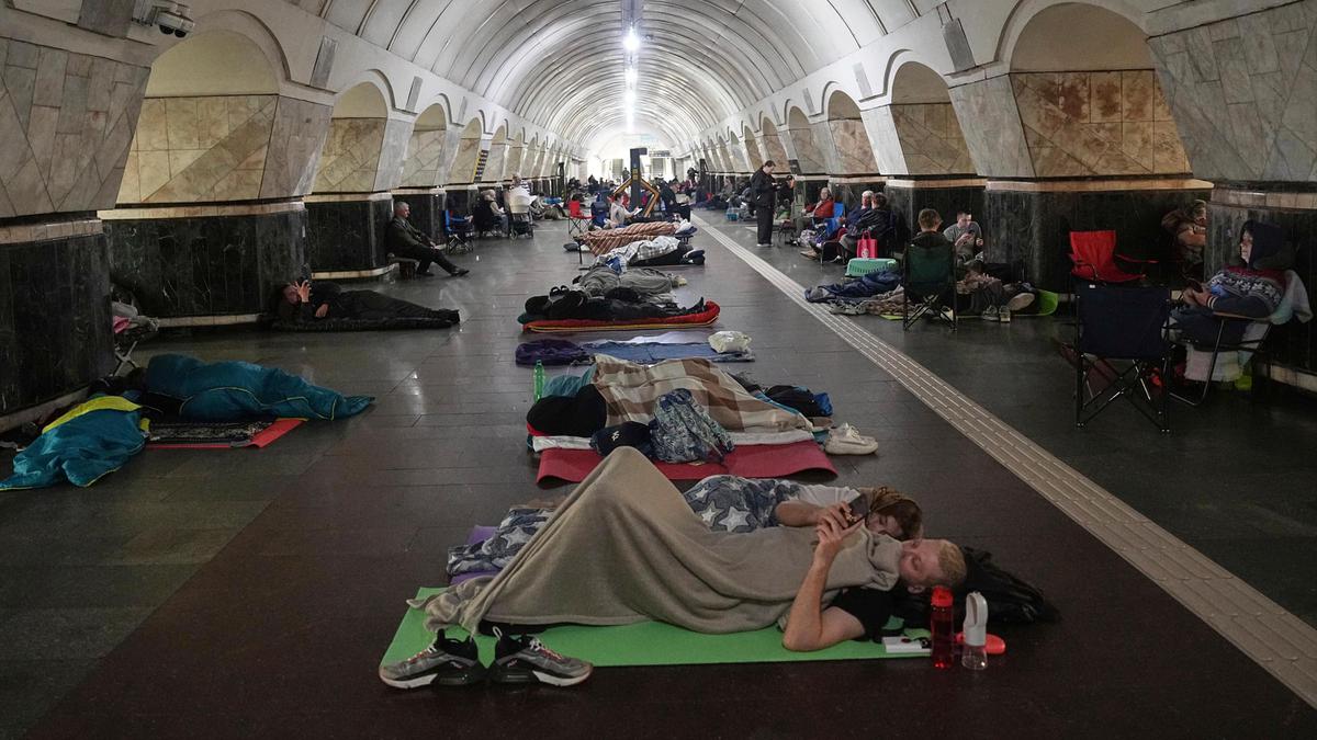 Dihujani Serangan Udara Rusia, Warga Kyiv Berlindung di Stasiun Kereta Bawah Tanah