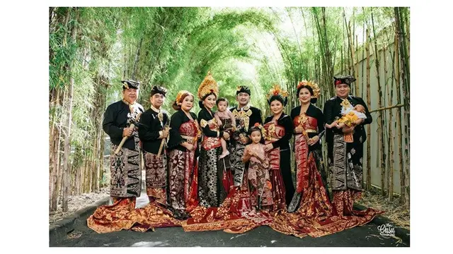 7 Gaya Pemotretan Keluarga Ruben Onsu dengan Baju Adat Bali, Curi Perhatian