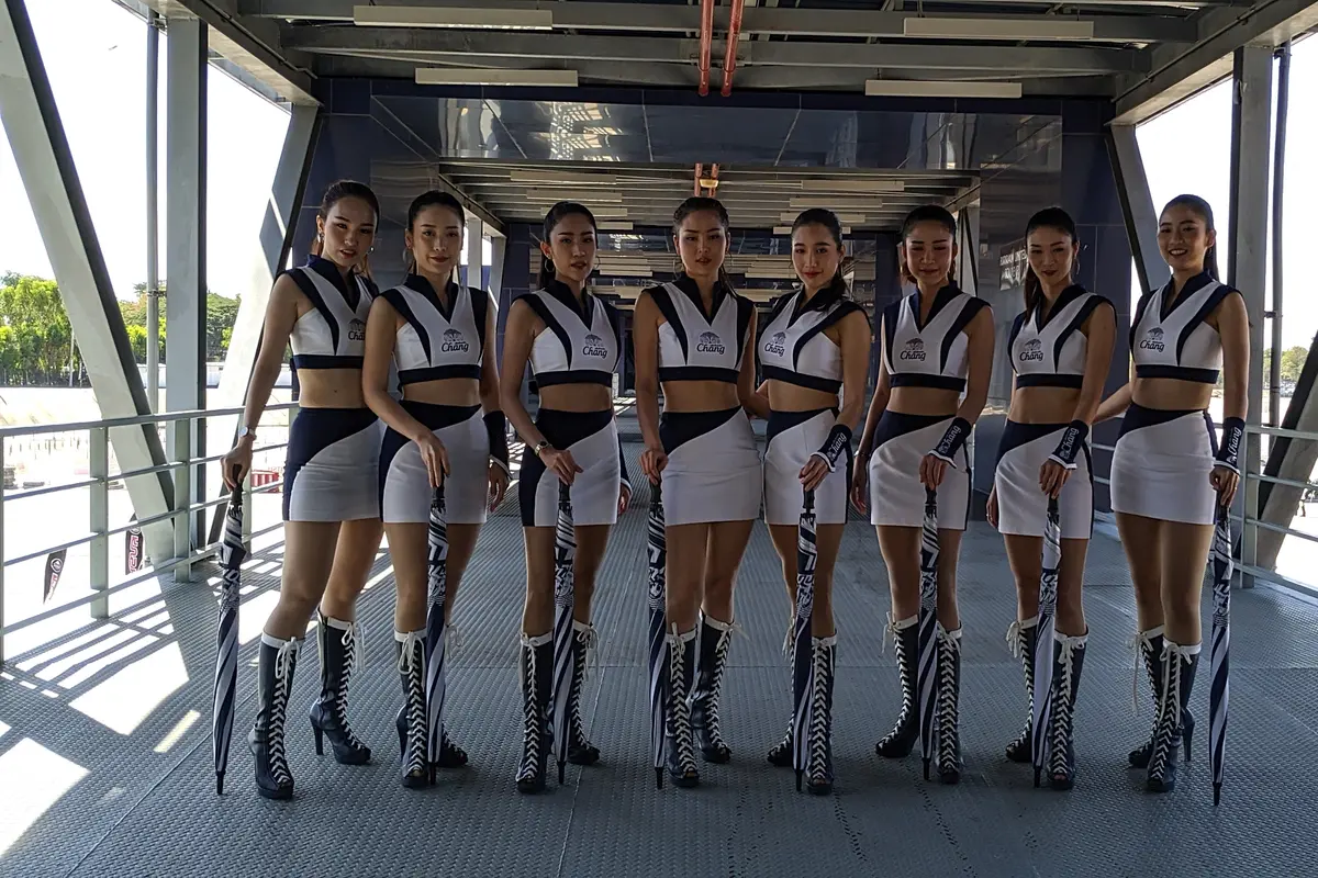 Sensasi berfoto bareng dengan umbrella girl Asia Road Racing Championship (ARRC) 2019 di Sirkuit Internasional Chang, Buriram, Thailand.