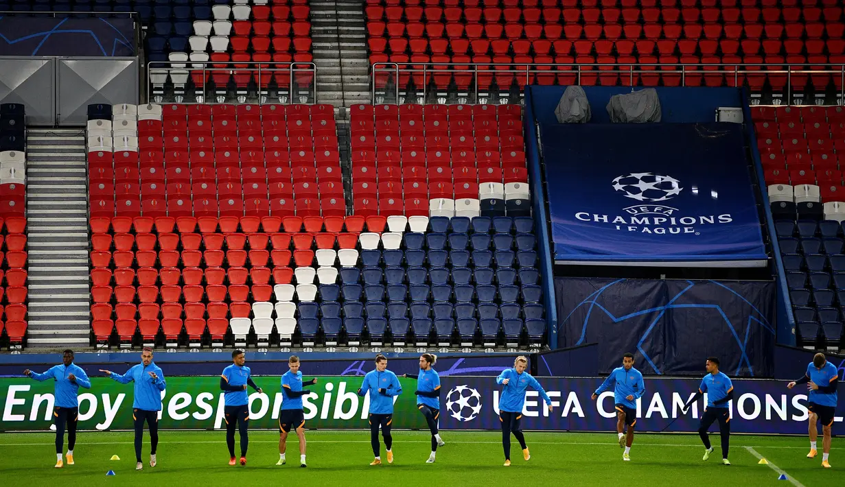 Para pemain RB Leipzig melakukan latihan jelang laga Liga Champions di Stadion Parc des Princes, Paris, Selasa (24/11/2020). RB Leipzig akan berhadapn dengan Paris Saint-Germain. (AFP/Frank Fife)