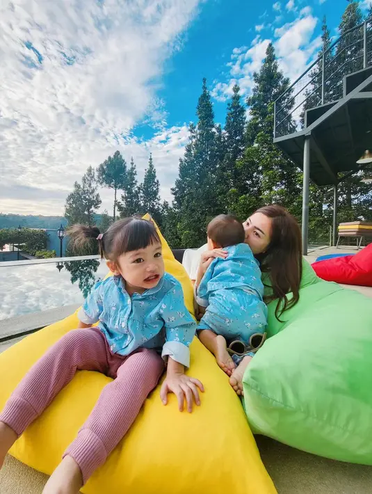 Ditengah kesibukannya mengurus bisnis dan bekerja di dunia entertainmen, Feli tetap meluangkan waktu bersama dua anak perempuannya yang masih kecil-kecil. [Instagram/felicyangelista_]