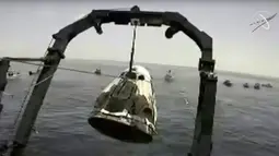 Tangkapan layar yang diambil dari NASA TV ini menunjukkan wahana antariksa Crew Dragon SpaceX "Endeavour" diangkat dari Teluk Meksiko ke atas geladak kapal penjemputan SpaceX, GO Navigator, di lepas pantai Pensacola, Florida, Amerika Serikat (AS) (2/8/2020). (Xinhua/NASA TV)