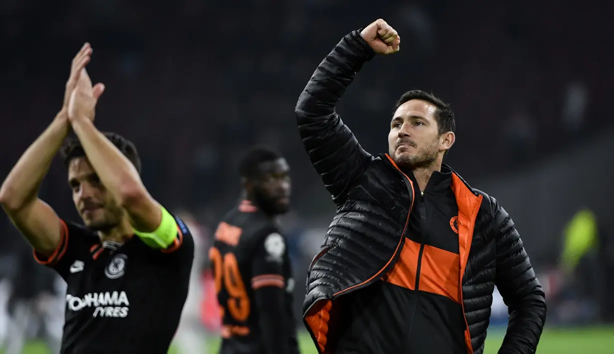 Pelatih Chelsea, Frank Lampard merayakan kemenangan setelah pertandingan melawan Ajax pada pertandingan lanjutan Grup H Liga Champions di Johan Cruyff Arena, Amsterdam, Belanda (23/10/2019). Chelsea menang tipis atas Ajax 0-1. (AFP Photo/John Thys)