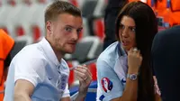 Penyerang Inggris, Jamie Vardy berbincang dengan sang istri, Ribka Vardy usai laga babak 16 besar Piala Eropa 2016 antara Inggris vs Islandia, di Stade de Nice, Selasa (28/6) dinihari. Inggris menyerah 1-2 dari Islandia. (REUTERS/Kai Pfaffenbach Livepic)