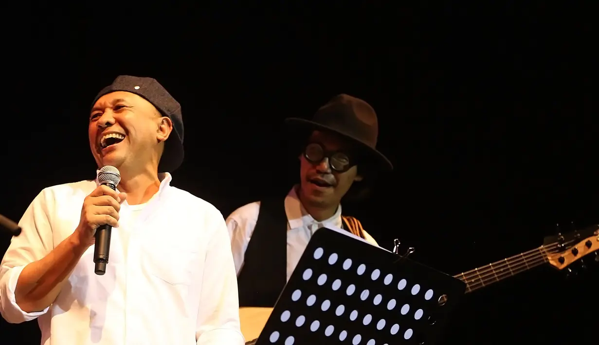 Setelah lagu pertama Dia milik Anji dibawakan, Kepala Staf Kepresidenan, Teten Masduki lantas berucap jika dibalik sosok yang kaku sebagai pembantu Presiden, Elek Yo Band juga memiliki ketertarikan yang cukup besar terhadap musik.  (Bambang E Ros/Bintang.