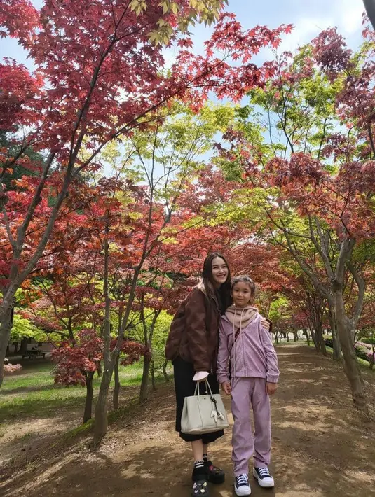 Puffer jacket warna coklat dipadu loose dress hitam bisa jadi inspirasi outfit musim semi yang nyaman dan chic.  [Foto: IG/ayutingting92].