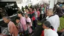 Sejumlah warga mengantre untuk mendapatkan semboko dari Presiden Joko Widodo di Istana Kepresidenan Gedung Agung, Yogyakarta, Sabtu (9/7). Open House ini diikuti oleh ribuan masyarakat yang berada di Yogyakarta. (Liputan6.com/Boy Harjanto)