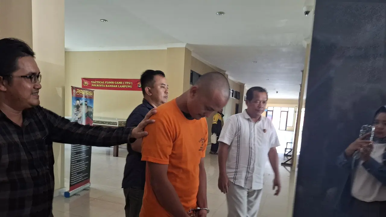 BRG (27), satu dari dua tersangka penganiayaan secara bersama-sama pemotor di Bandar Lampung yang videonya viral di media sosial. Foto : (Liputan6.com/Ardi).