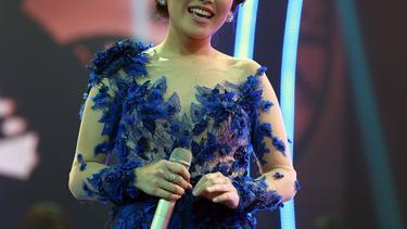 Pakai Gaun Bunga Bunga Ayu Ting Ting Sumringah Page 1 Photo Fimela Com