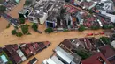 Kondisi Jalan Jatinegara Barat yang tergenang banjir akibat luapan sungai Ciliwung, Jakarta Timur, Selasa (6/2). Genangan membuat jalan Jatinegara terputus, pasalnya ketinggian air yang tumpah ke Jalan sebetis orang dewasa. (Liputan6.com/Arya Manggala)