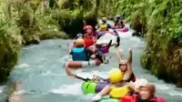 Selain river tubing, destinasi di Lombok selanjutnya adalah melihat keindahan Pantai Telawas yang letaknya tersembunyi di Lombok Tengah.