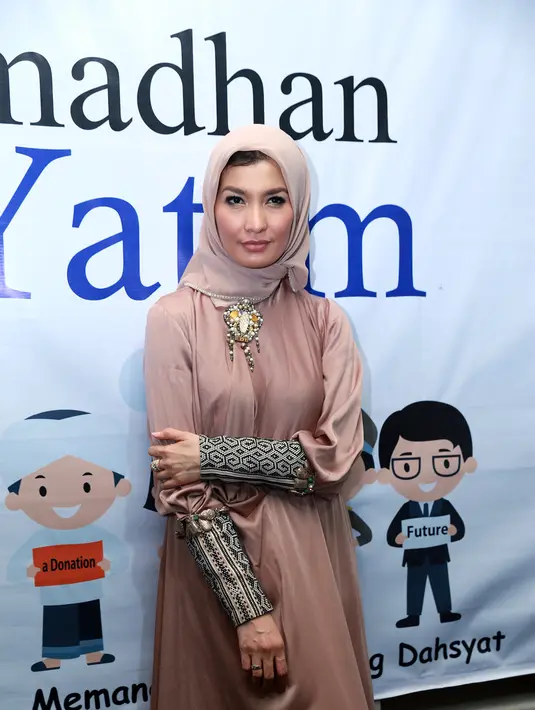 "Buka puasa sederhana. Yang penting adalah kumpulnya. Kemarin sempat ada yang sakit Alhamdulillah anak-anak full puasanya," ujar Arzetti. (Bintang/Trsapata Wimbarsana)