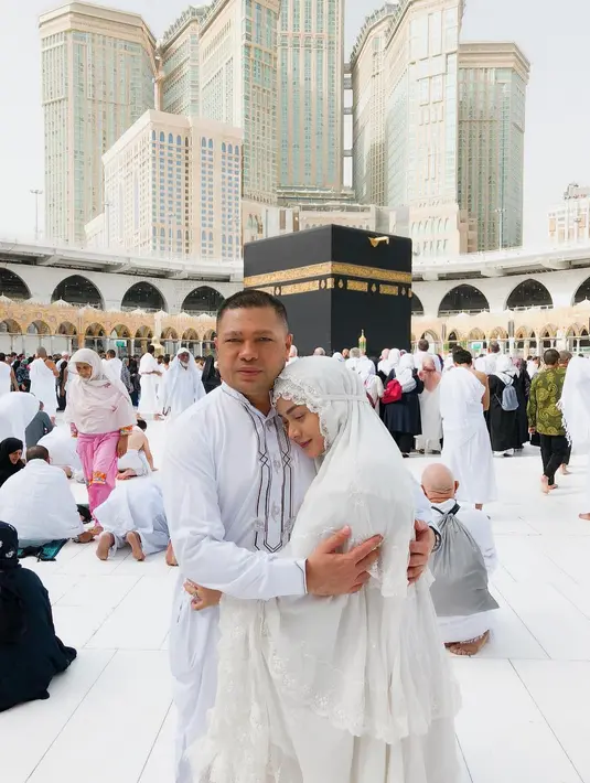 Meskipun tampil mengenakan hijab, akan tetapi Krisdayanti menuai komentar negatif dari warganet lantaran ia memakai makeup. (Foto: instagram.com/krisdayantilemos)