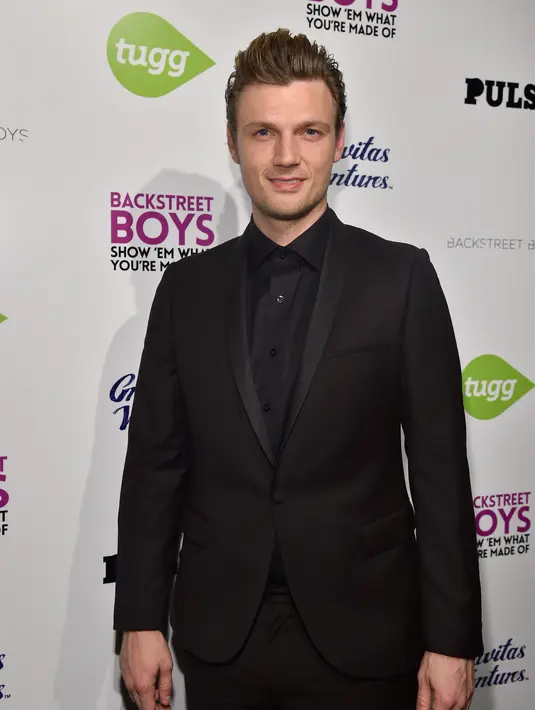 Nick digiring ke belakang panggung menemui sang istri dan dikejutkan dengan kotak besar yang kemudian terbuka dan mengeluarkan selusin balon berwarna biru. Senyum bahagia pun terpancar dengan jenis kelamin laki-laki tersebut. (AFP/Bintang.com)