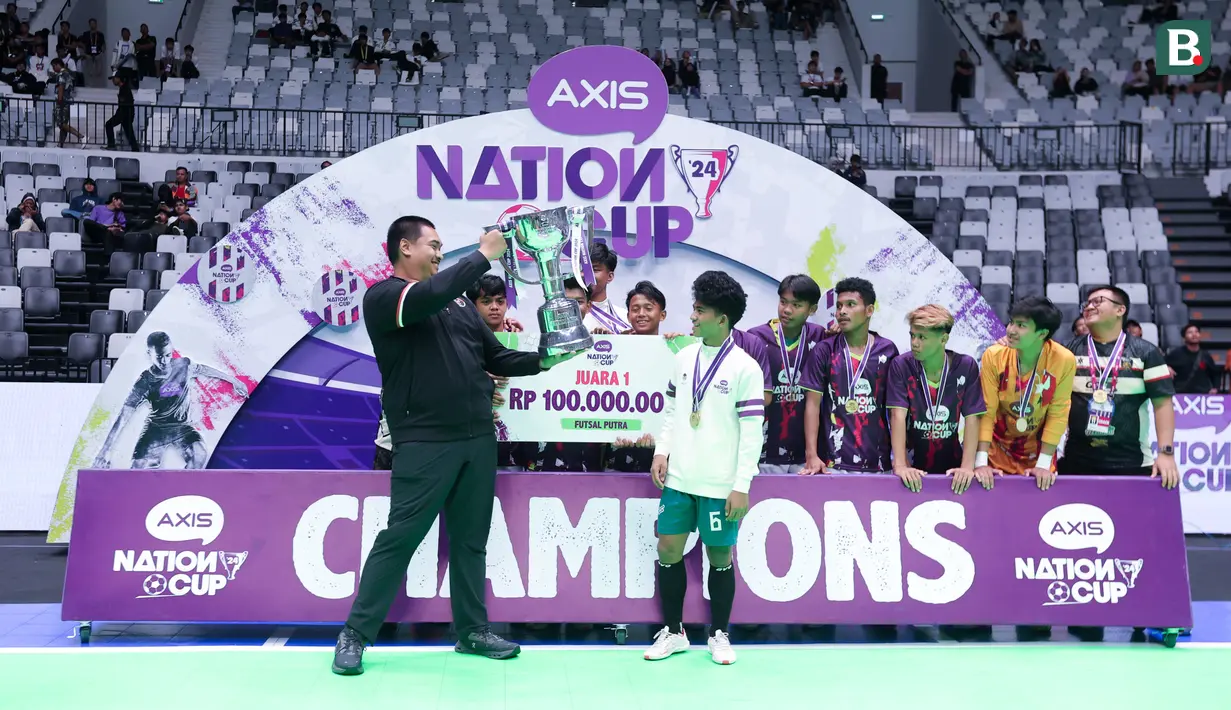 Menteri Pemuda dan Olahraga Republik Indonesia (Menpora RI) Dito Ariotedjo memberikan trofi kepada kapten SMKN Medika Samarinda setelah menjuarai AXIS Nation Cup 2024 di Indonesia Arena, Jakarta, Sabtu (16/11/2024). (Bola.com/Muhammad Iqbal Ichsan)