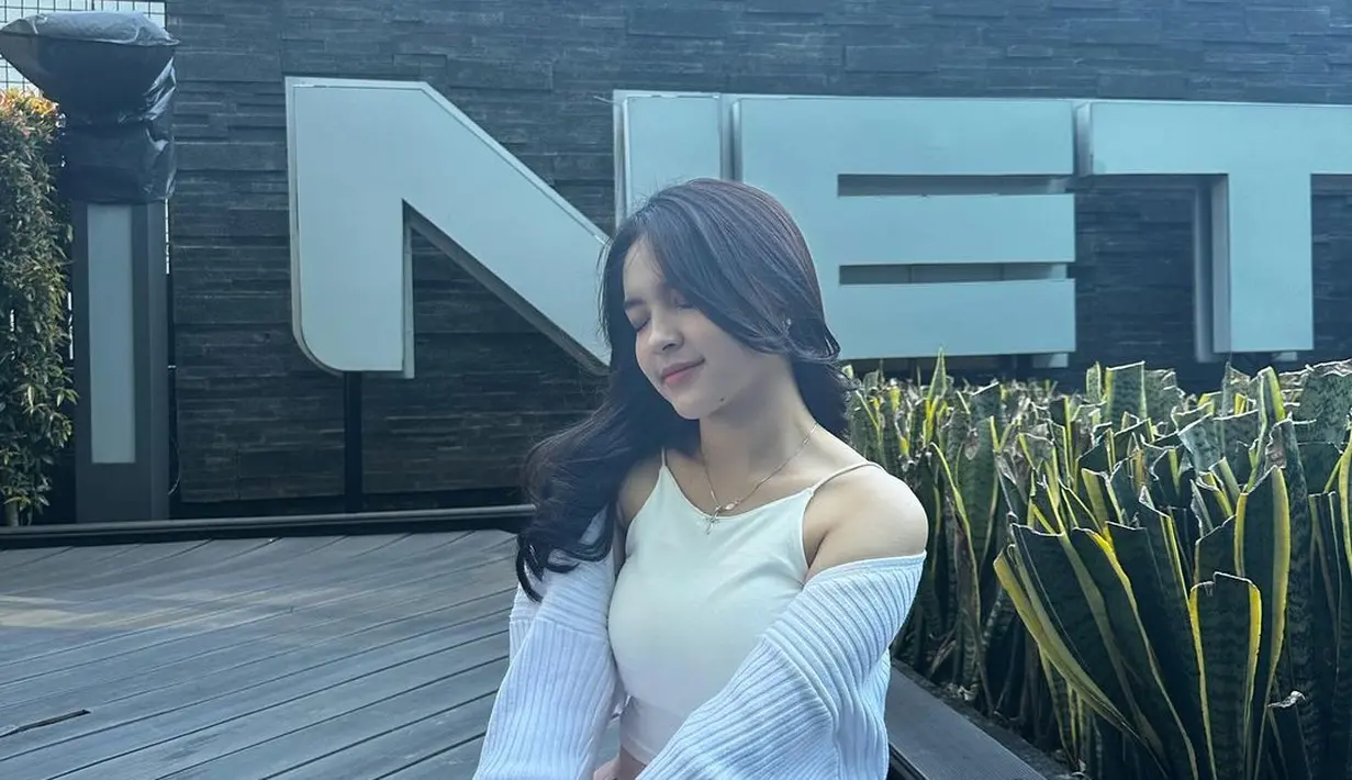 Padu padan outfit warna pastel juga kerap jadi andalan Eca dalam gaya keseharian [@elsaajapasal]