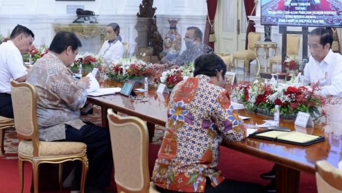 Presiden Joko Widodo (Jokowi) saat memimpin rapat terbatas dengan topik 
