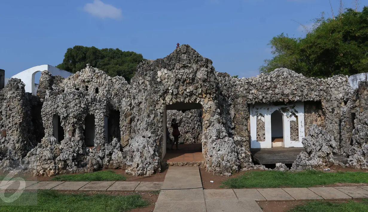 Bangunan di Taman Sari Goa Sunyaragi, Cirebon Jawa Barat (5/7). Goa Sunyaragi adalah taman air yang dibangun oleh Pangeran Kararangen Arya Carbon yang merupakan cicit dari Sunan Gunung Jati. (Liputan6.com/Angga Yuniar)
