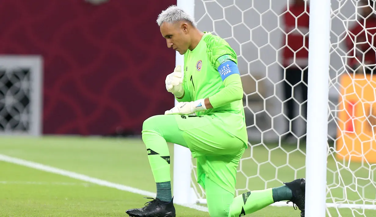 Keylor Navas. Kiper Kosta Rika berusia 35 tahun yang sejak awal musim 2019/2020 berseragam PSG usai meninggalkan Real Madrid ini tercatat telah mengoleksi 107 caps bersama Timnas Kosta Rika sejak melakukan debut pada 11 Oktober 2008. Total 41 clean sheet telah dicetaknya bersama Timnas Kosta Rika yang akan berlaga di putaran final Piala Dunia 2022 Qatar. (AFP/Mustafa Abumunes)