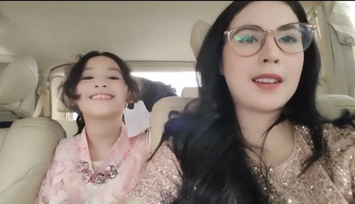 Ibu dan anak ini juga tampil kompak dengan kebaya, Keisha tampil dengan kebaya pink, sedangkan Arumi tampil coklat.  [Instagram/@arumibachsin_94]