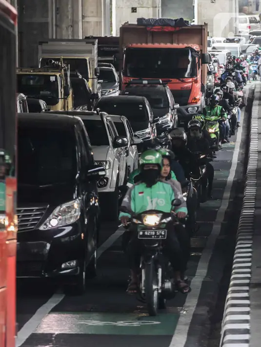 Sejumlah kendaraan roda dua melintas di jalur sepeda di Cipete Raya, Jakarta, Jumat (22/11/2019). Walaupun kendaraan yang melewati jalur sepeda akan dikenai sanksi denda Rp500.000, masih banyak pengendara yang masih bandel melintas dikarenakan kepadatan arus lalu lintas. (Liputan6.com/Faizal Fanani)