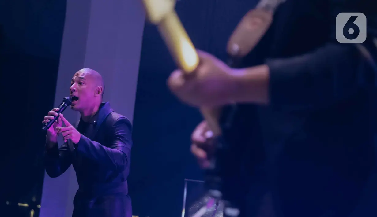 Penyanyi Marcell saat tampil dalam konser yang bertajuk 'rindu kamu yang dulu' di The Pallas SCBD, Jakarta, Jumat (14/2/2020). Dalam penampilannya, Marcell membawakan 10 lagu seperti Satu Mimpiku, Jangan Pernah Berubah, dan Hanya Memuji. (Liputan6.com/Faizal Fanani)