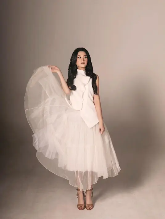 Beberapa tampil dalam pemotretan, Yoriko Angelin sesekali tampil dalam balutan busana serba putih. Dalam warna putih ini ia pun terlihat makin anggun yang kontras dengan rambut hitam panjangnya. (Liputan6.com/IG/@yorikooangln_)