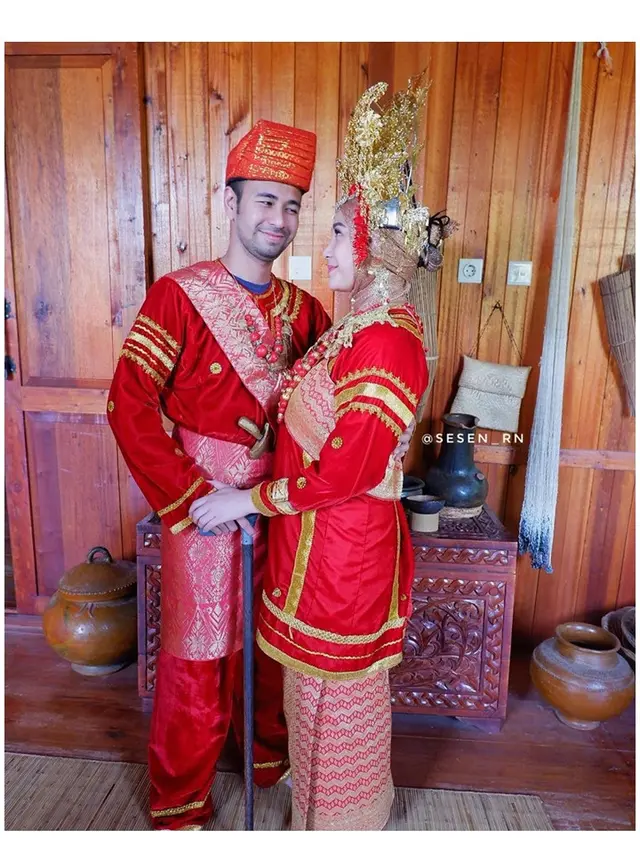 7 Gaya Raffi Ahmad dan Nagita Slavina Saat Kenakan Busana Pengantin Minangkabau