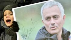 Seorang anak berteriak memberi dukungan kepada pelatih Manchester United, Jose Mourinho, saat klubnya bertanding melawan FC Zorya Luhansk pada laga Liga Europa di Stadion Chornomorets, Ukraina, Juamt (8/12/2016). (AFP/Sergei Supinsky)
