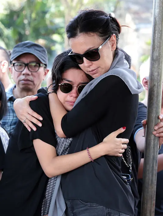 Ketika berada di rumah duka Eva terlihat begitu tegar, namun setelah mendiang neneknya dikebumikan di TPU Tanah Kusir, Jakarta, kesedihan Eva pun memuncak. Sophia Latjuba pun bahkan terus memeluk anaknya itu. (Deki Prayoga/Bintang.com)