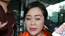Dessy A Edwin memberikan komentar usai menjalani pemeriksaan di Gedung KPK, Jakarta, Jumat (29/1/2016). Dessy diperiksa sebagai saksi terkait kasus suap proyek di Kementerian PUPR dengan tersangka Damayanti Wisnu Putranti. (Liputan6.com/Helmi Afandi)