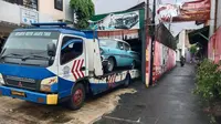KPK menyita mobil antik milik mantan Kepala Kantor Bea Cukai Makassar, Andhi Pramono yang disembunyikan di bengkel kawasan Jakarta Timur. (Foto: Istimewa)