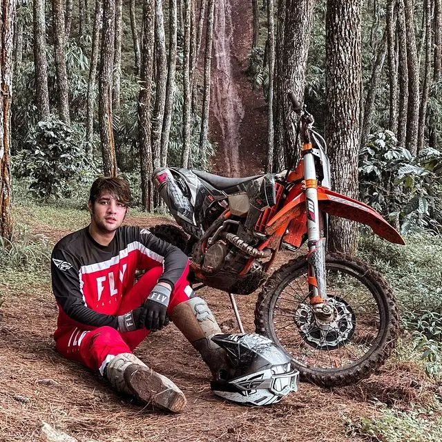 Bersimbah Lumpur, Ini 7 Gaya Artis Pria Saat Main Motocross