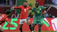 Sadio Mane (kanan) berduel dengan Mohamed Salah saat Senegal menghadapi Mesir pada semifinal Piala Afrika 2025, Kamis (15/1/2026) dini hari WIB. (SEBASTIEN BOZON / AFP)